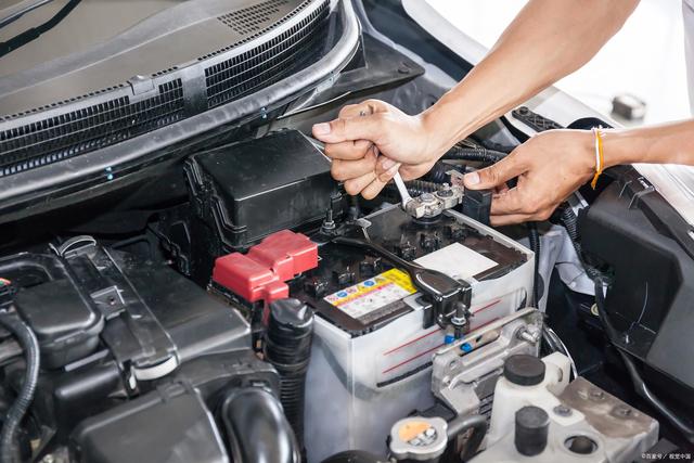 汽车电瓶是多少伏的电，汽车蓄电池的电压多少正常
