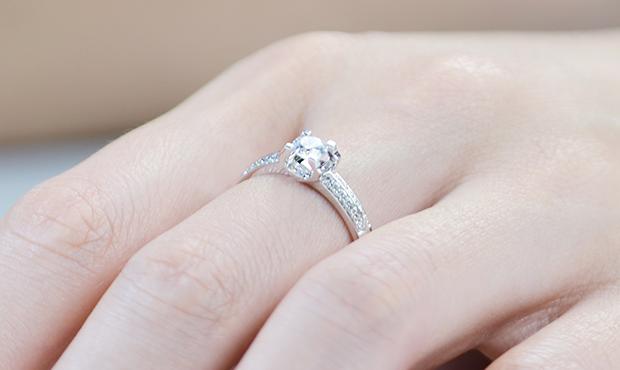情侣戒指戴哪个手指「情侣之间戴戒指应该怎么戴」