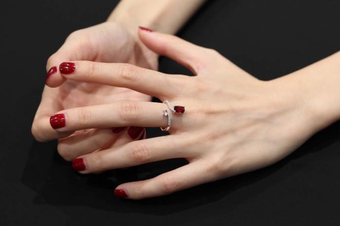 情侣戒指戴哪个手指「女人左手无名指戴戒指是什么意思_我爱钻石网」