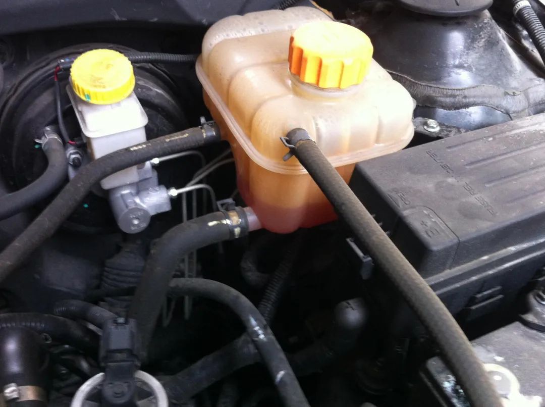 车辆漏防冻液有哪些原因是什么 汽车防冻液漏液什么原因